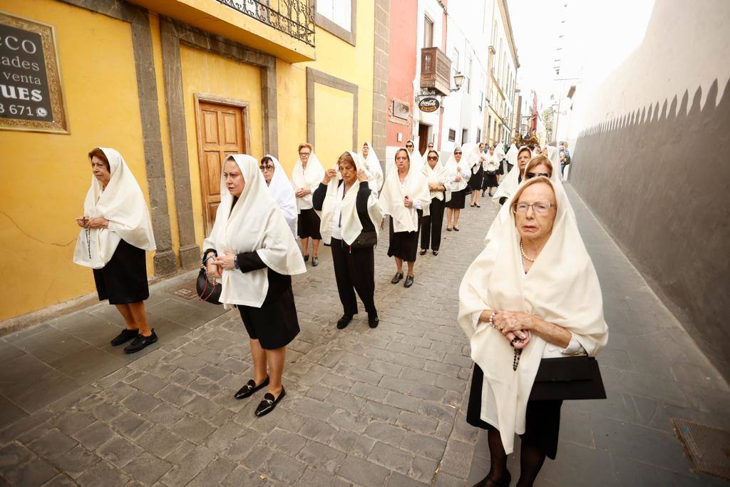 Vegueta se tiñe de blanco con la procesión de Las Mantillas