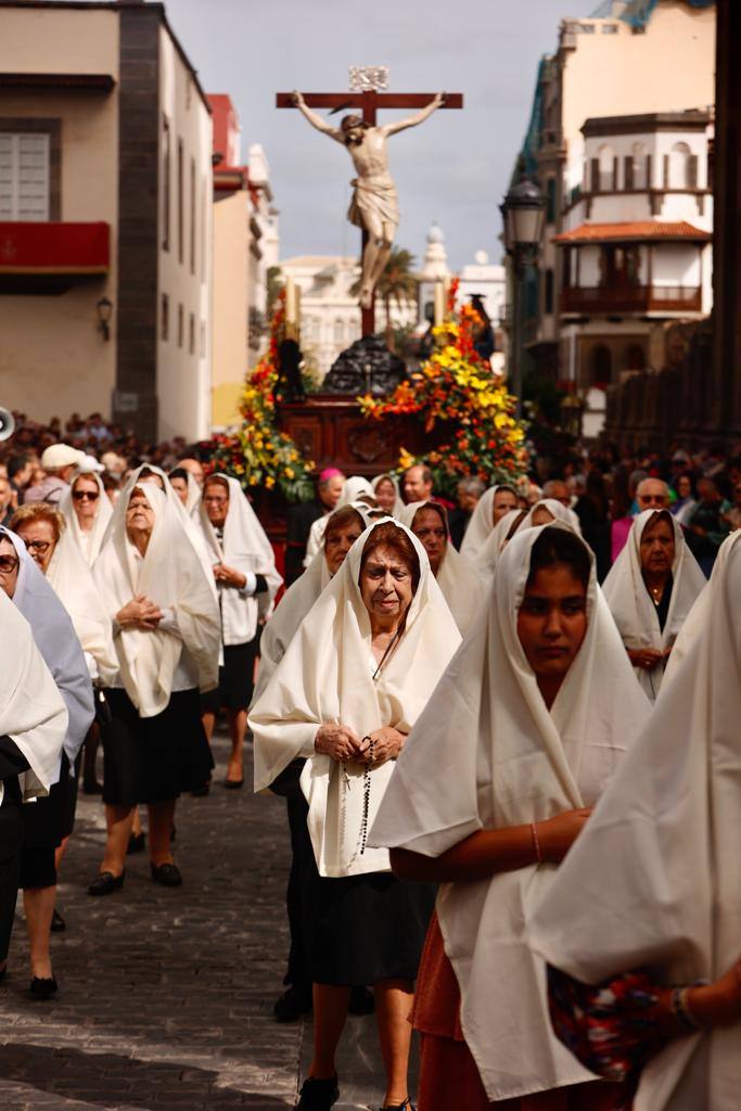 Vegueta se tiñe de blanco con la procesión de Las Mantillas
