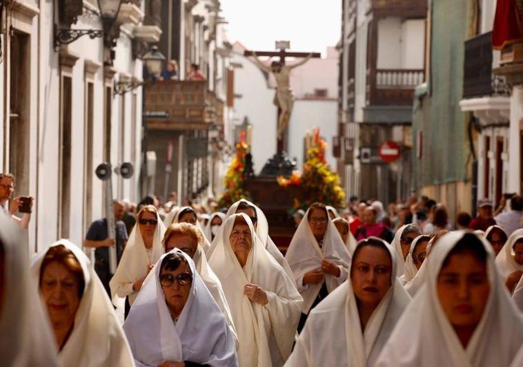 La procesión de Las Mantillas inunda Vegueta de blanco