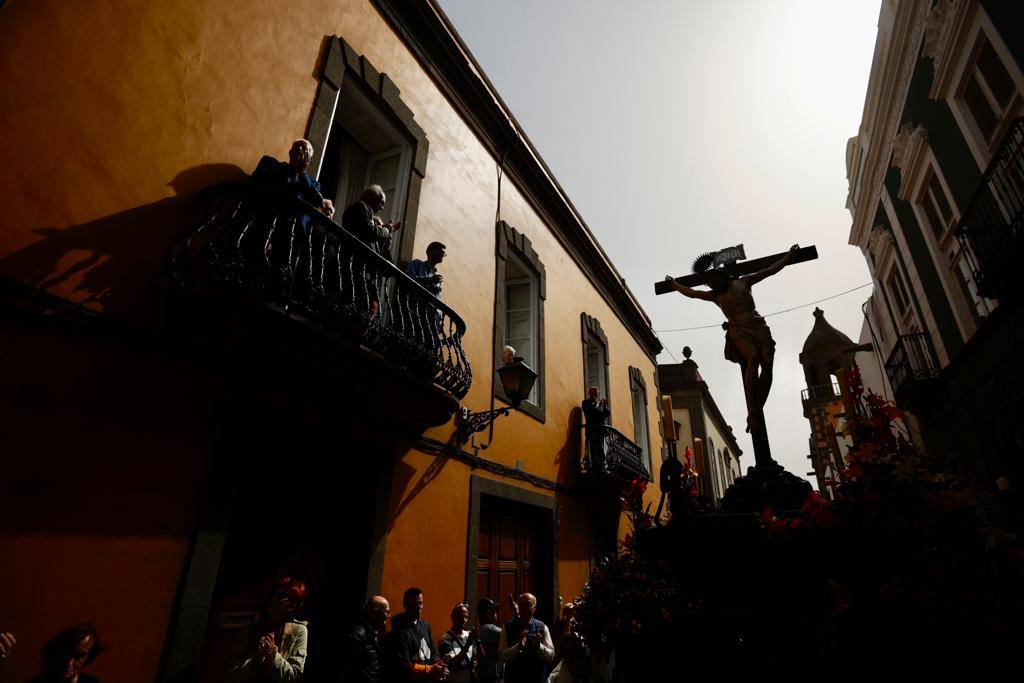 Vegueta se tiñe de blanco con la procesión de Las Mantillas