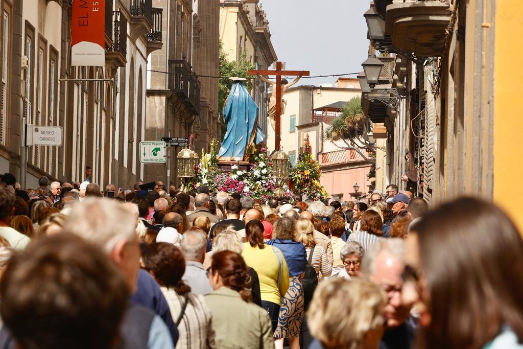 Vegueta se tiñe de blanco con la procesión de Las Mantillas
