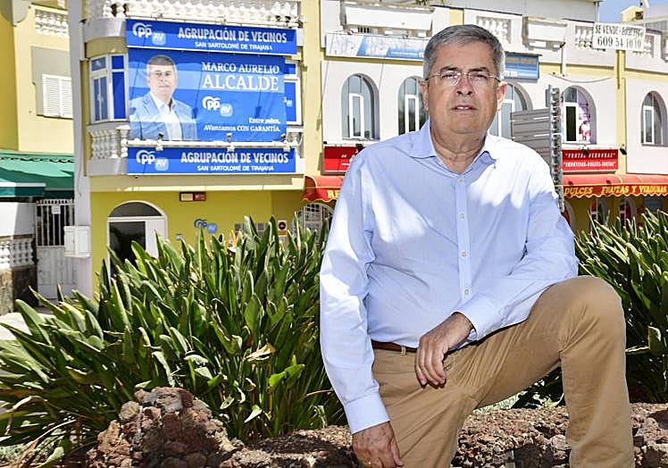 Marco Aurelio Pérez, posa delante de la sede del partido, en San Fernando de Maspalomas.