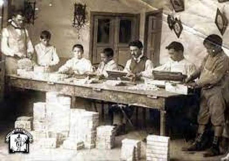 Fotografía antigua familiar de la empresa de puros artesanos palmeros 'Julio',