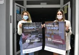 Dos trabajadoras de la Asociación Párkinson de Gran Canaria con los carteles de la campaña por el día mundial de la enfermedad.