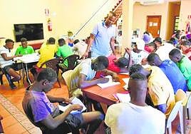 Al cumplir la mayoría de edad los jóvenes inmigrantes quedan fuera del sistema de acogida de la comunidad autónoma.