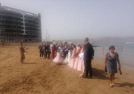 La zona de Playa Chica fue el lugar elegido por esta pareja para sacarse sus fotos de boda.