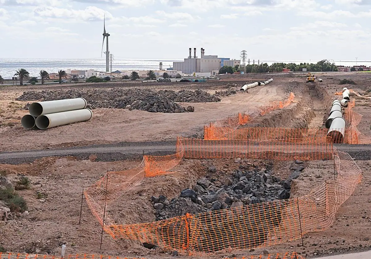 La obra de sustitución de las dos tuberías que enlazan la planta desaladora de Puerto del Rosario con los depósitos de La Herradura.
