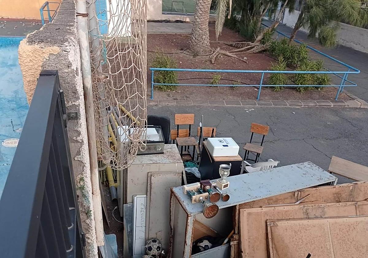 Imagen de las copas, junto a los enseres, en la calle.