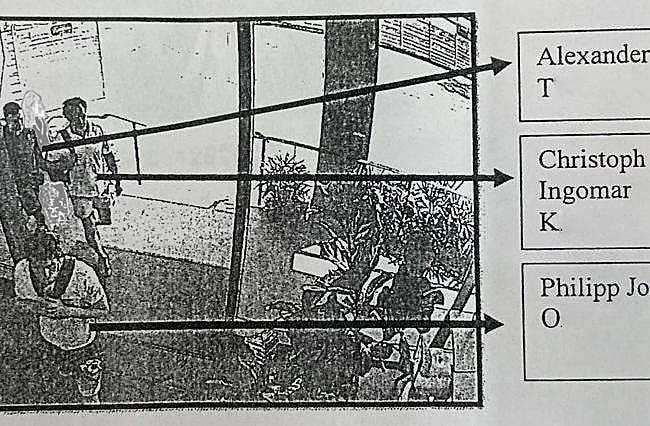 Los tres acusados y a víctima cuando entraban al hotel.