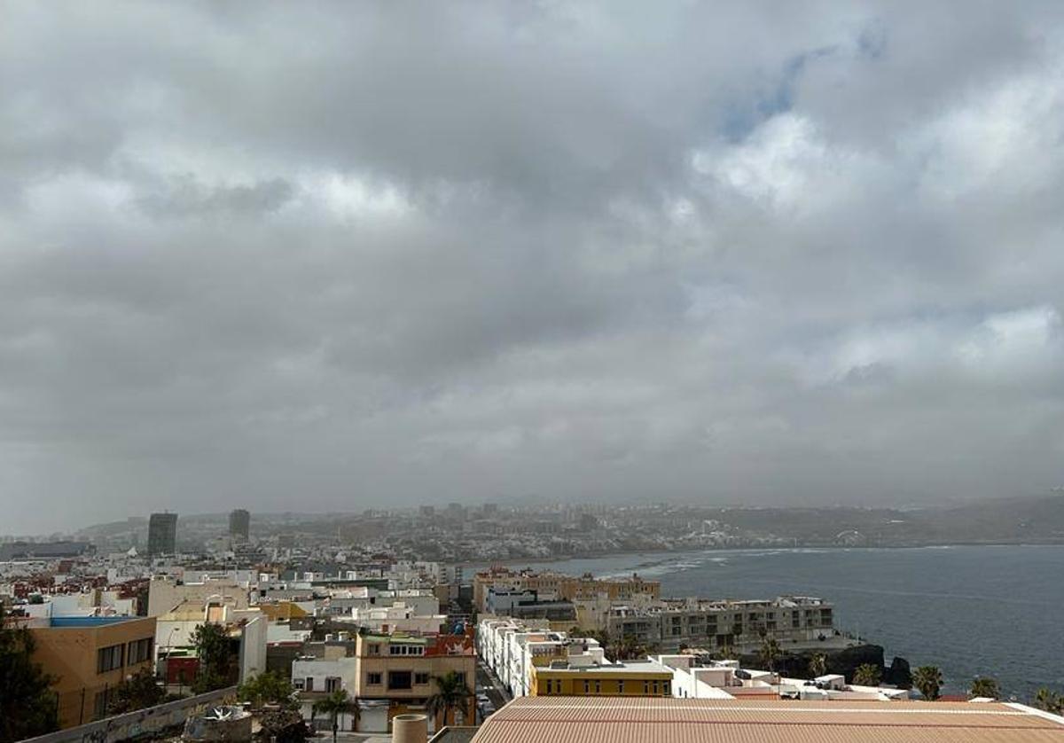 Imagen de la playa de Las Canteras, este martes.