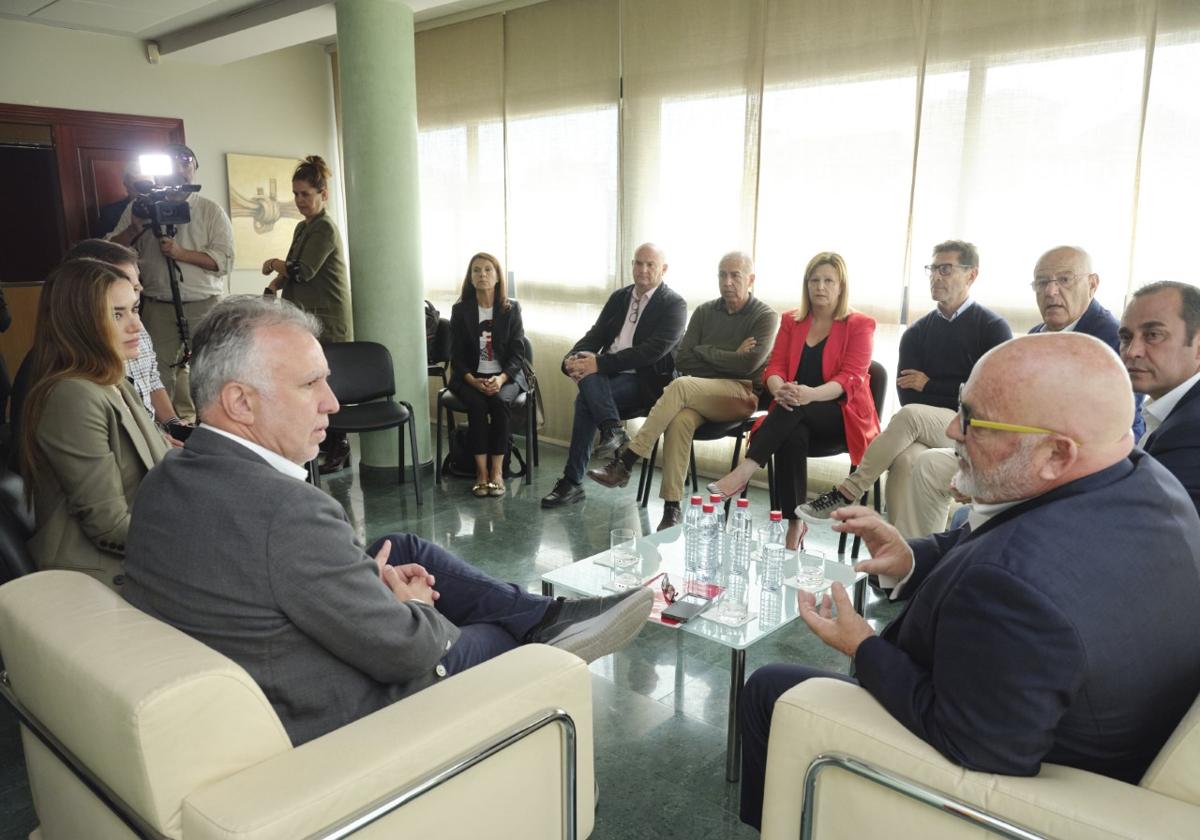 Torres y Rodríguez Marichal, en primer término, durante la reunión con la Cámara de Comercio y Asofuer.