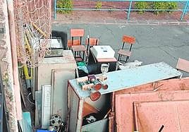 Imagen de las copas, junto a los enseres, en la calle.