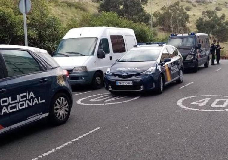 Imagen de presencia policial fuera del inmueble el día que se produjeron los hechos.