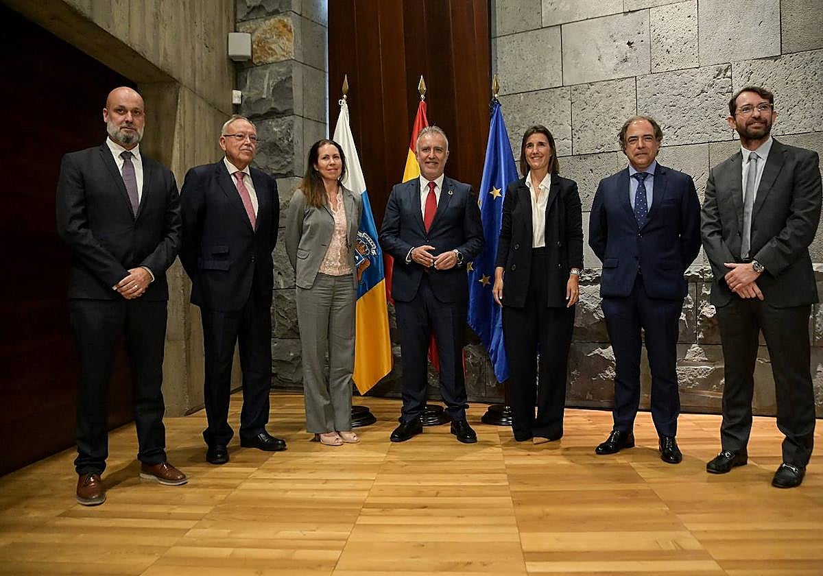 El presidente del Gobierno de Canarias, Ángel Víctor Torres posa junto a directivos de Phillip Morris.
