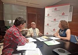 Los representantes de la Plataforma Ciudadana Pampillo-Todoque, Juan Carlos Brito y Elena Jiménez, durante la reunión con el Diputado del Común.