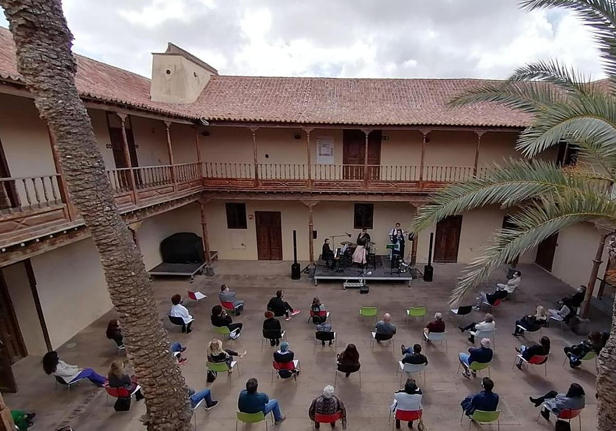Concierto en el patio de la Casa de los Coroneles, con la distancia social que exigían las normas sanitarias.
