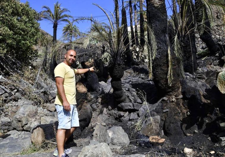 Pedro Falcón, el vecino que alertó del fuego, en el punto donde vio el primer rastro del humo.