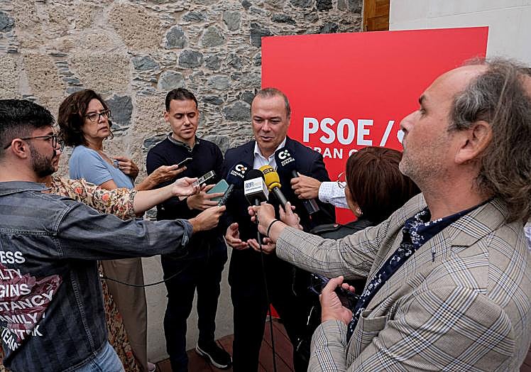 Augusto Hidalgo haciendo declaraciones a los medios de comunicación.