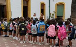 Foto de archivo de escolares en el primer dia de clase de este curso.