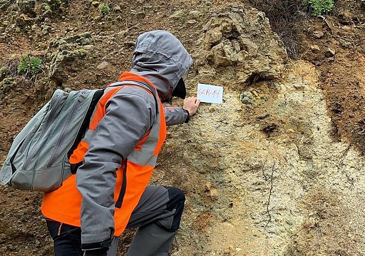 Toma de muestras geológicas dentro del permiso de exploración de Repsol.