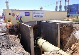La tubería principal que enlaza el depósito de La Herradura con la desalinizadora de Puerto del Rosario, ya arreglada este lunes.