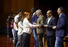 Momento en el que el alumnado recibió una distinción por su trabajo