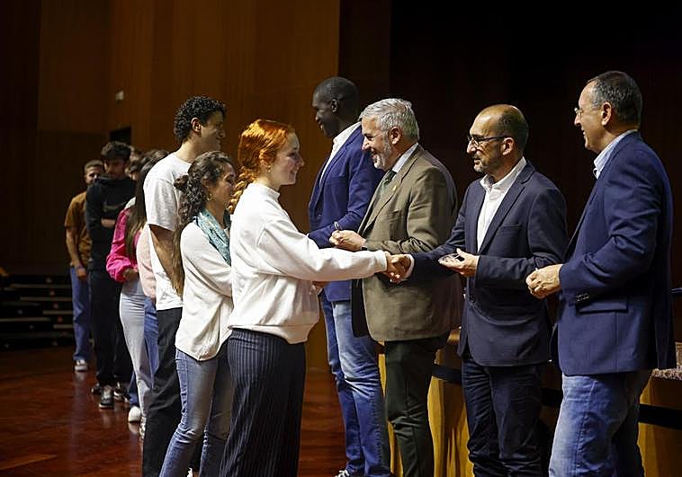 Momento en el que el alumnado recibió una distinción por su trabajo