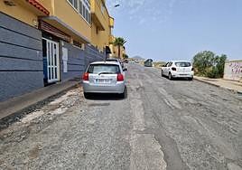 La calle Miño tiene una de las vías más perjudicadas por los baches de todo el barrio de Caserones Altos.