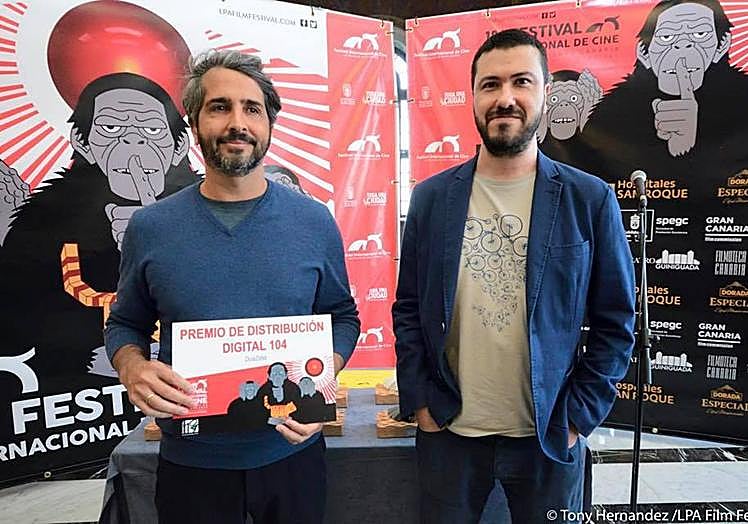 Entrega del premio Digital 104 a Rafael Montezuma, en el festival de la capital grancanaria 2018, por su cortometraje 'Dua2litet'.