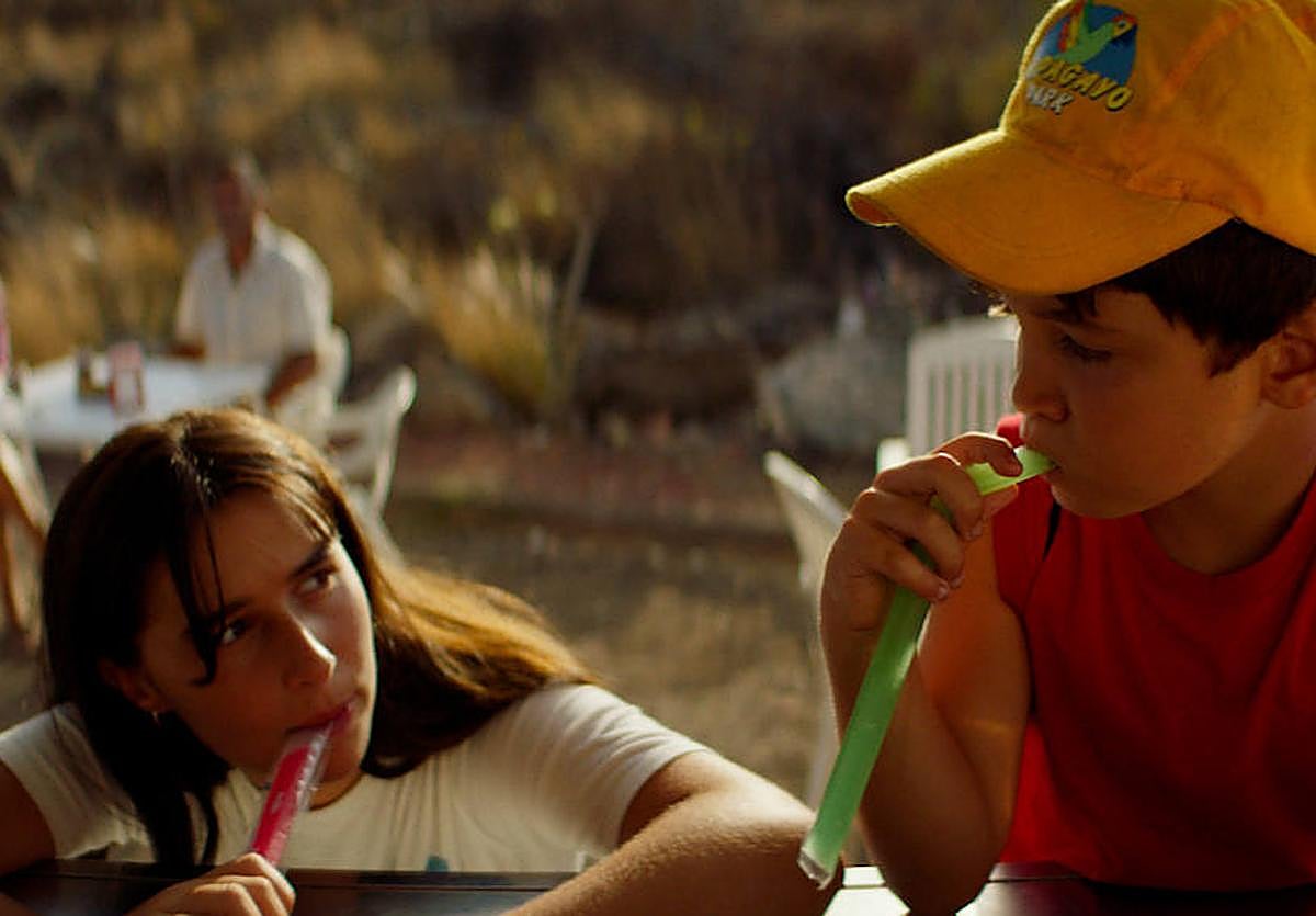 Una escena del filme con los dos jovencísimos protagonistas.