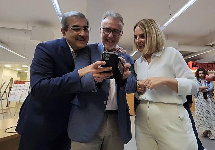 Imagen principal - Imagen de la sesión de fotos en Canarias7. Detalle de las zapatillas de Clavijo con la bandera canaria. 