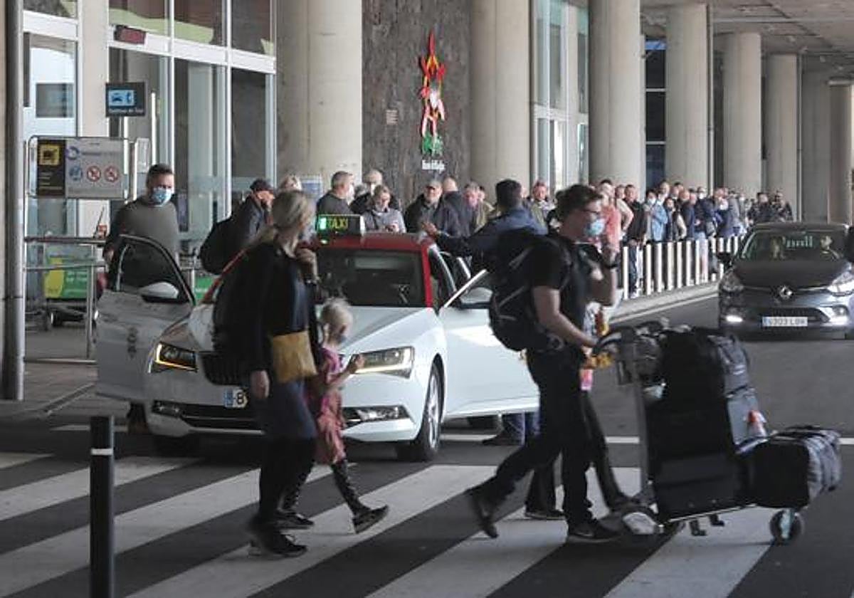 Taxi cargando viajeros en el aeropuerto de Lanzarote César Manrique.