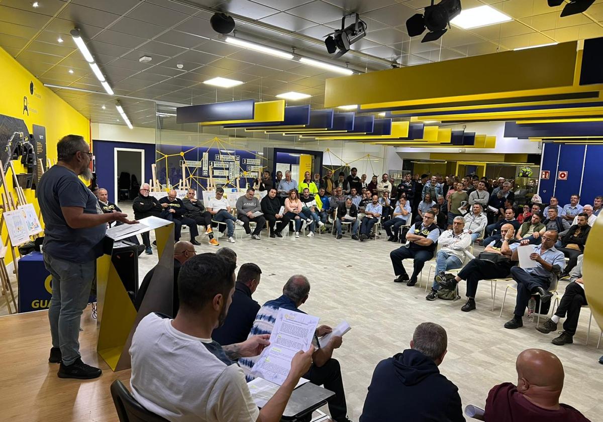 Imagen de la asamblea en la que se informó a los trabajadores del preacuerdo alcanzado con Guaguas.