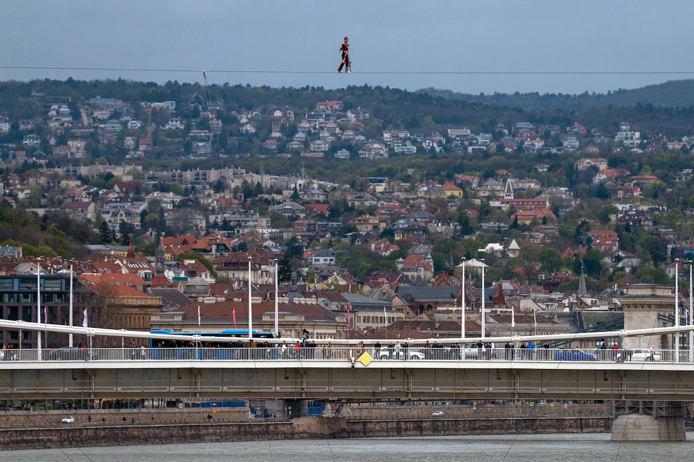 El acróbata húngaro Laszlo Simet se equilibra mientras camina sobre un cable para cruzar el río Danubio con motivo del Día Mundial del Circo en Budapest, Hungría. La acrobacia coincide con la inauguración Evento de las X Olimpiadas de Teatro en Budapest.