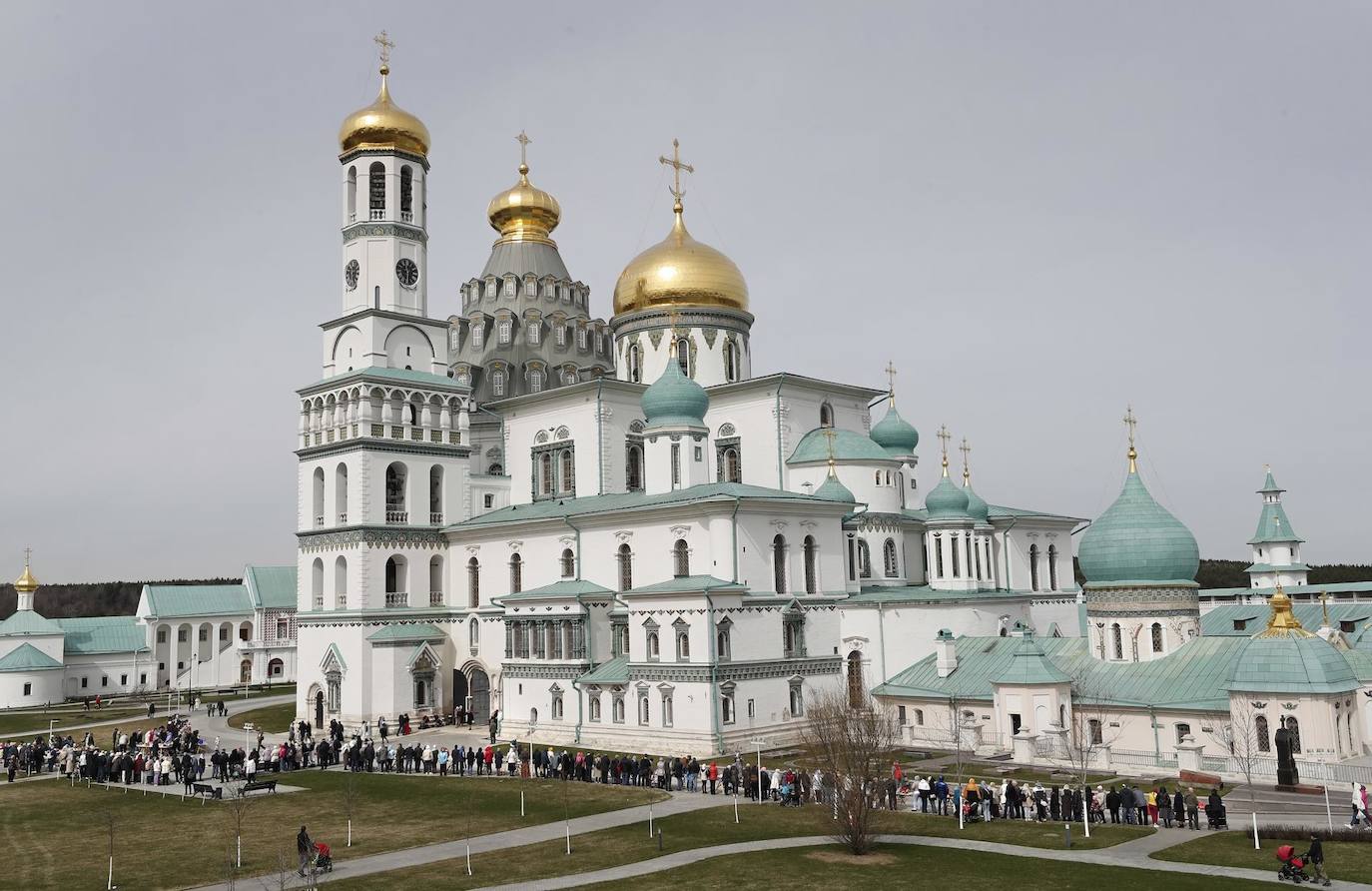 Fieles visitan el Monasterio de la Nueva Jerusalén en vísperas de la Pascua ortodoxa, en Istra, región de Moscú, el 15 de abril de 2023. El Monasterio fue fundado por el Patriarca Nikon como residencia patriarcal en 1656. El sitio para la construcción del Monasterio de la Nueva Jerusalén fue elegido por su parecido con Tierra Santa. Los cristianos ortodoxos celebrarán la Pascua el 16 de abril.