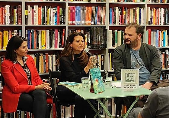 De izquierda a derecha, Alicia Borrachero, Andrea Cabrera y Aldo García, este viernes, en la librería Antonio Machado de Madrid.