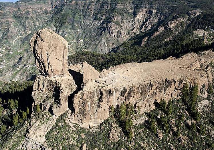 Vista del Roque Nublo y de la plataforma rocosa de acceso al icono.