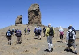Un grupo de senderistas se acerca al Roque Nublo.