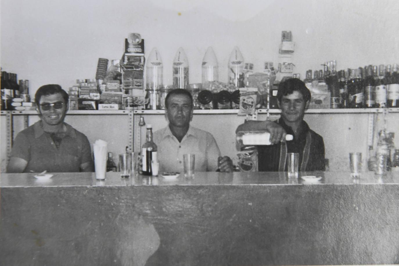 Imagen del primer bar, el que abrió Juan Oliva, que aparece en el centro de la foto, flanqueado por sus hijos Antonio y Félix.