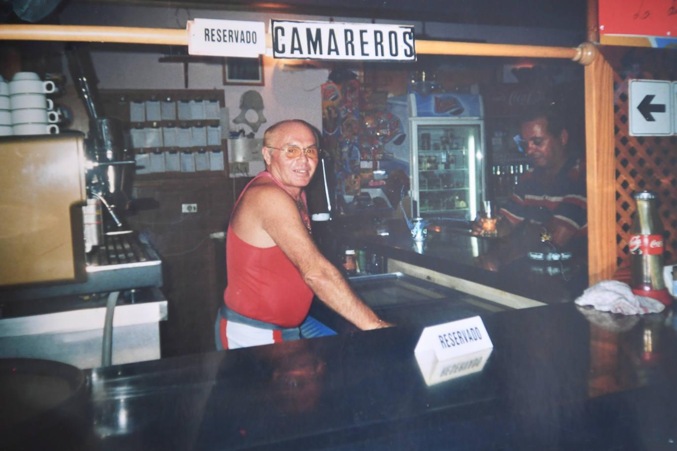 Antonio Oliva, en una foto de años atrás, detrás de la barra del bar al que dedicó media vida. 