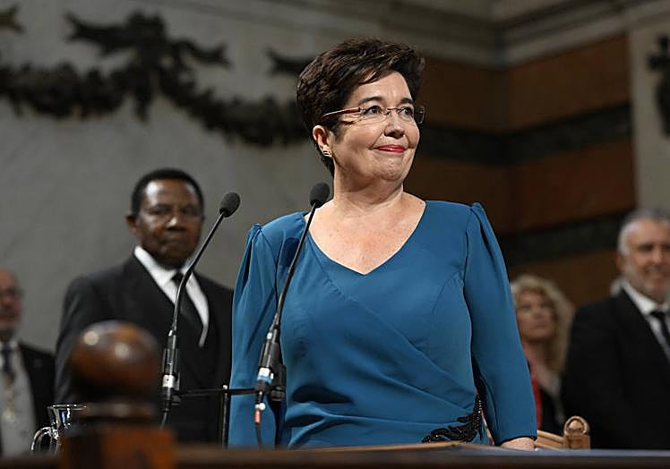 Imagen principal - La filóloga Dolores Corbella ingresa en la Real Academia Española para ocupar la silla d, vacante desde el fallecimiento de Francisco Rodríguez Adrados 2020, con el discurso «Un mar de palabras»