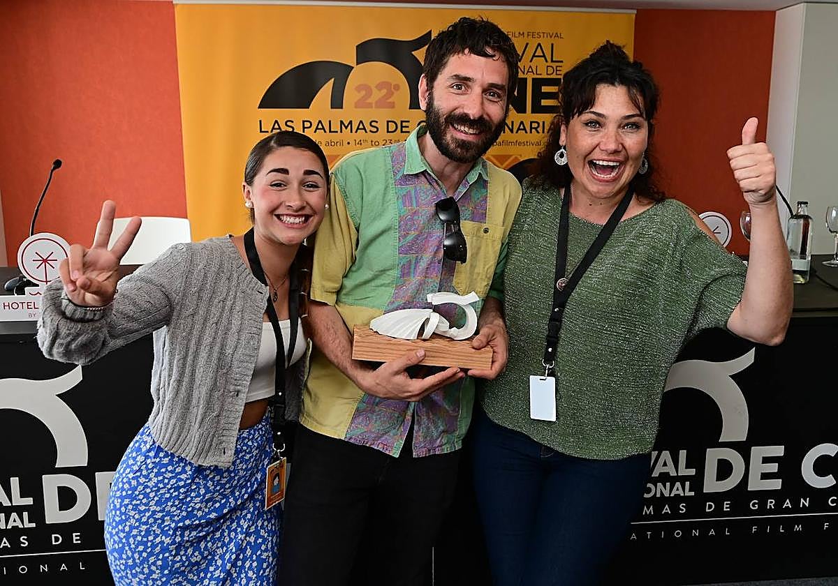 Omar A. Razzak, junto con las actrices de 'Matar cangrejos', Paula Campos (izquierda) y Sigrid Ojel.