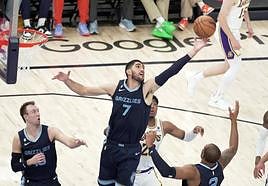 Santi Aldama pugna por un rebote.