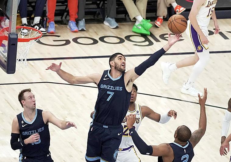 Santi Aldama pugna por un rebote.