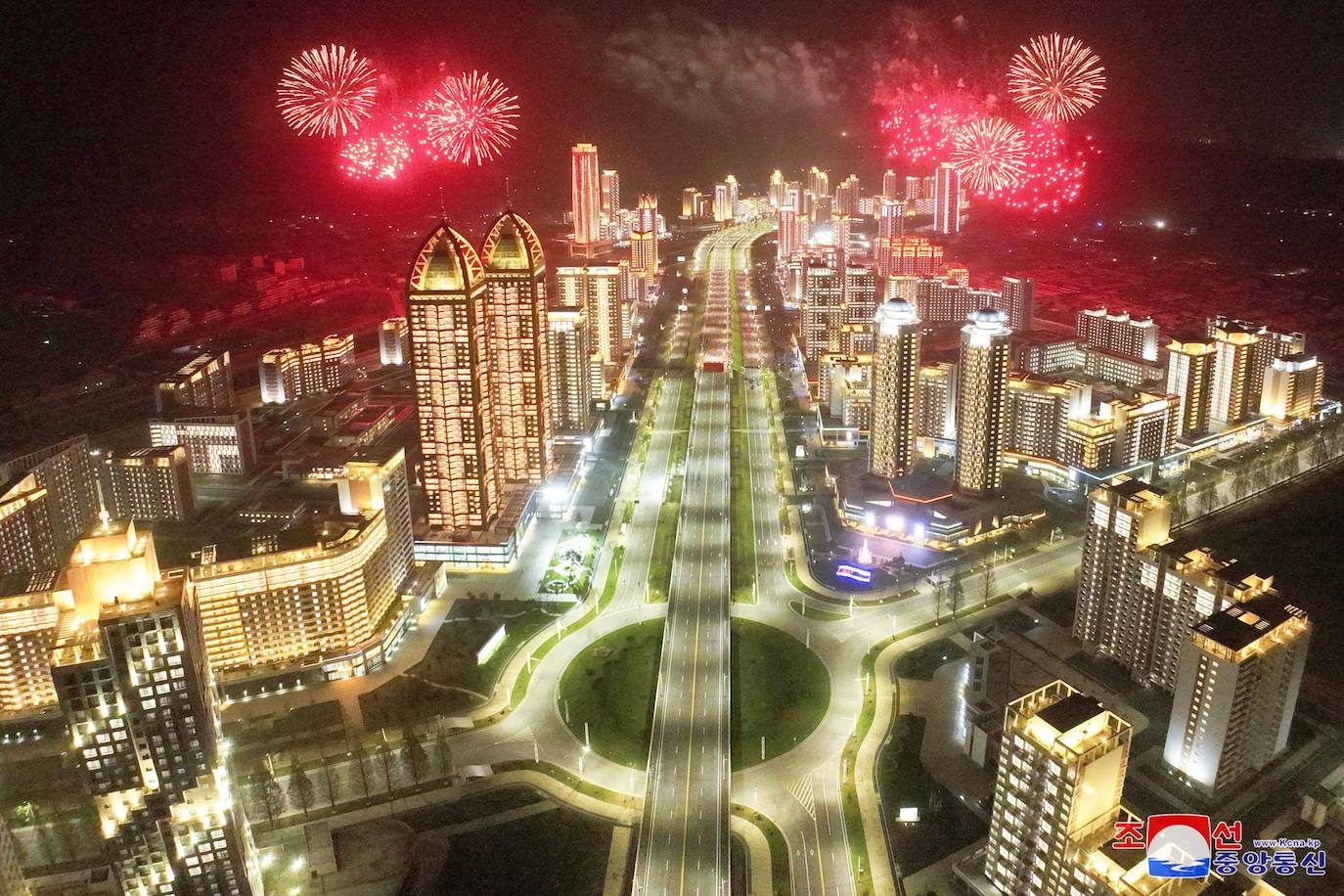 Una fotografía difundida por la oficial Agencia Central de Noticias de Corea del Norte (KCNA) muestra un castillo de fuegos artificiales durante la ceremonia de inauguración de 10.000 nuevos pisos en la zona de Hwasong en Pyongyang, Corea del Norte. Según KCNA, la ceremonia se llevó a cabo «con esplendor» un día después del 111 aniversario del nacimiento del difunto fundador de Corea del Norte, Kim Il-sung, y se sumó a las celebraciones de la fiesta nacional, también conocida como el «Día del Sol».