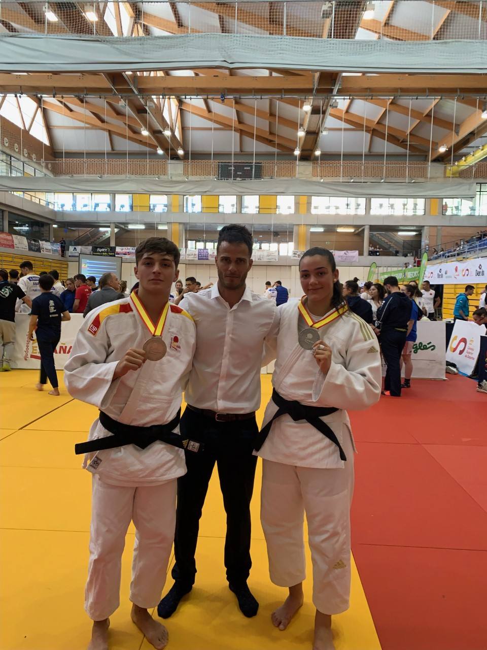 Eric Morales y Laura Volo, con sus medallas.