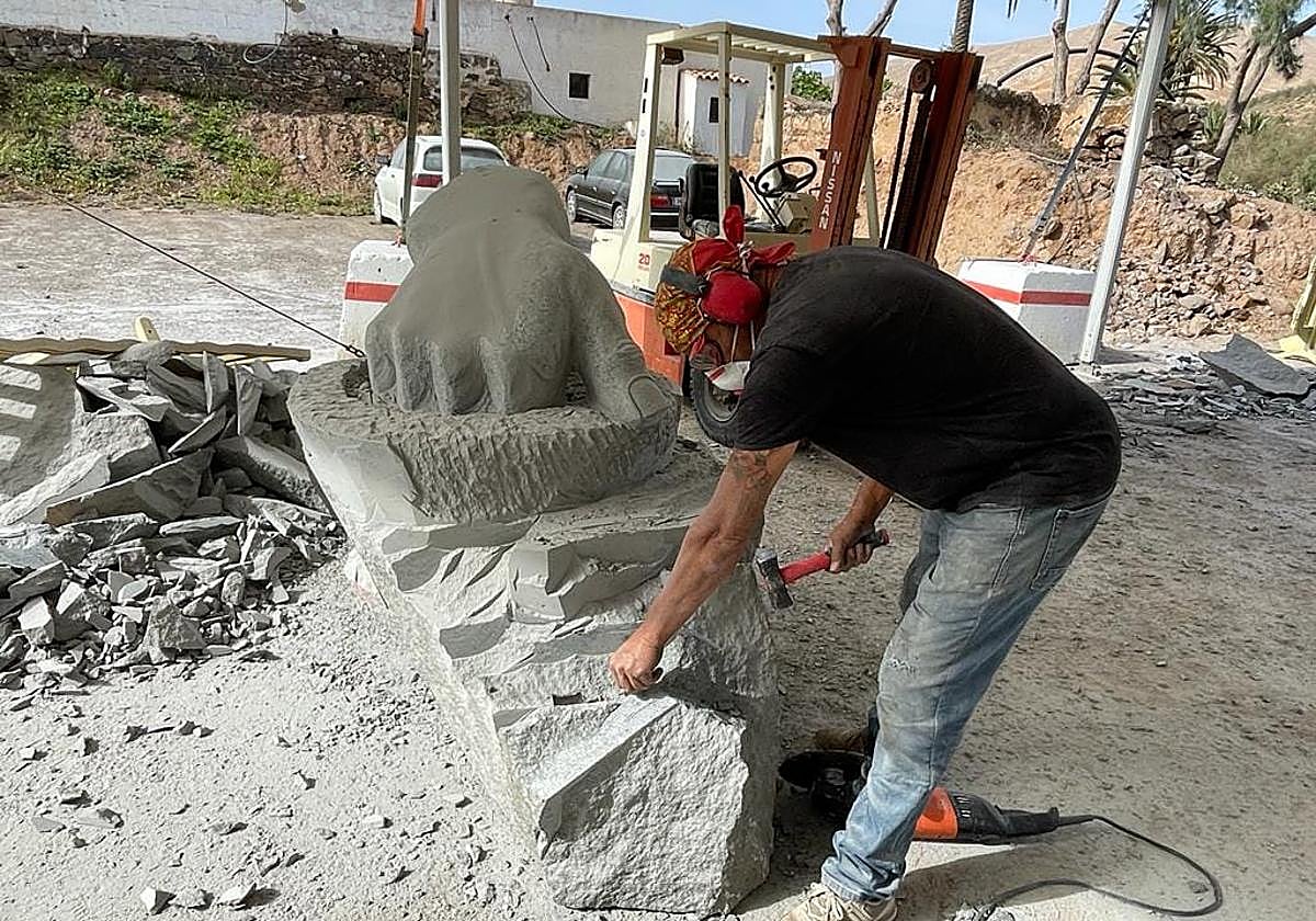 Juan Miguel Cubas, con su pieza de homenaje a los ceramistas.