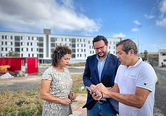 Sergio Ramos, candidato a la alcaldía de Telde por el PP, en el centro.