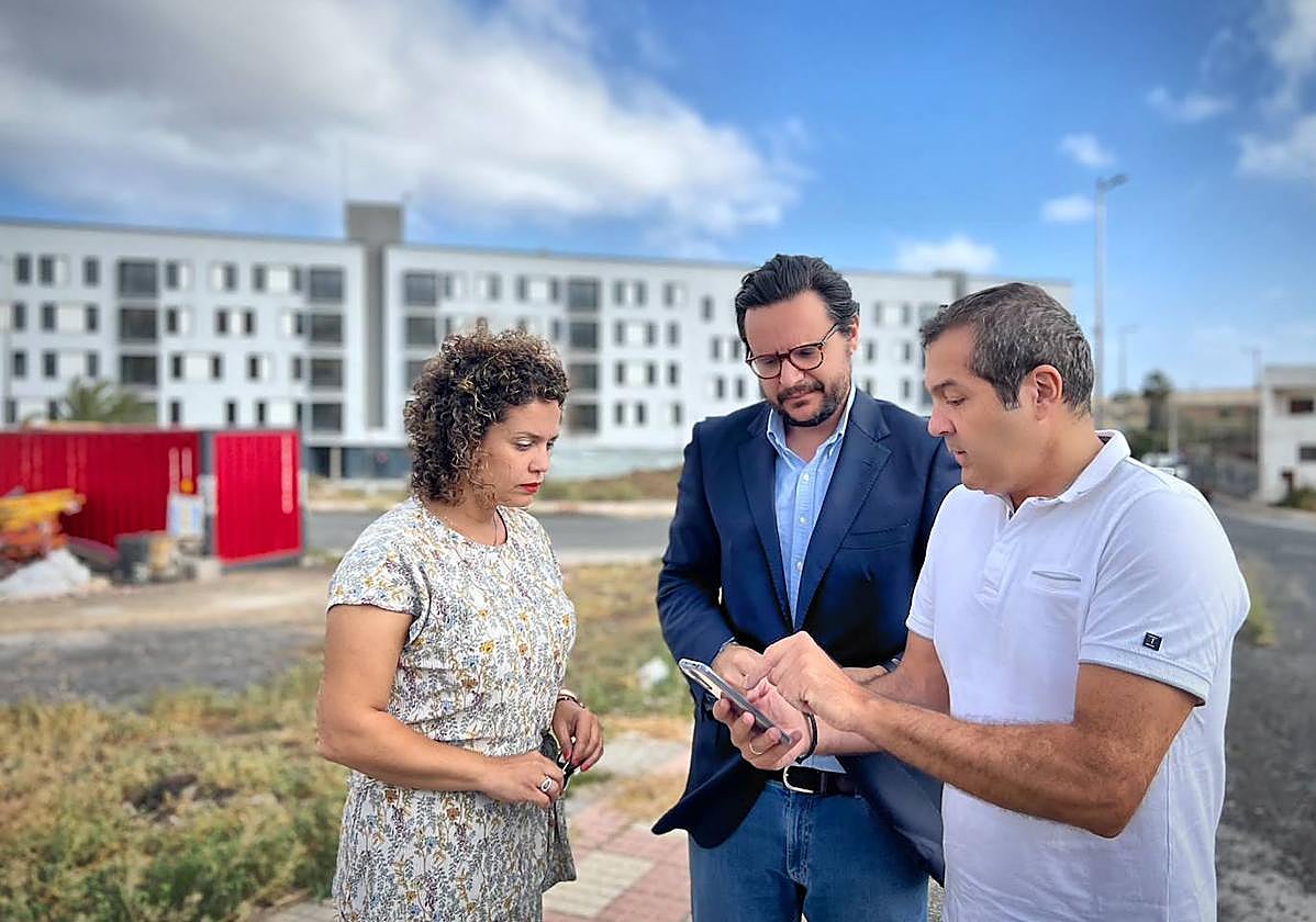 Sergio Ramos, candidato a la alcaldía de Telde por el PP, en el centro.