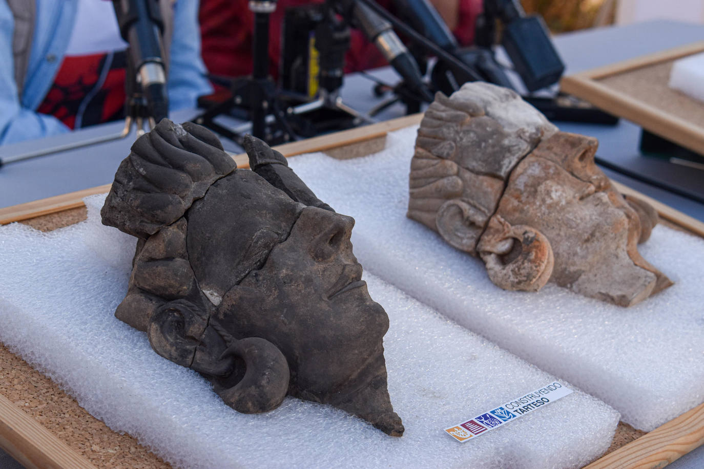 Las excavaciones en el yacimiento tartésico de Casas del Turuñuelo, en las proximidades de Guareña (Badajoz), han sacado a la luz los restos de cinco relieves antropomorfos del siglo V a.C., los primeros pertenecientes a la cultura tartésica, la mítica civilización prerromana que ocupó el suroeste de la Península Ibérica entre los siglos VIII y IV a.C. El descubrimiento se ha realizado durante la excavación del sector este del yacimiento, el área por el que se accede al patio del edificio donde se documentó un masivo sacrificio de animales, principalmente caballos. Lo insólito del nuevo hallazgo es que las representaciones corresponden a rostros humanos, lo que supone un cambio de paradigma en la interpretación de la cultura tartésica, considerada anicónica por representar la divinidad a través de piedras sagradas y de motivos animales o vegetales.